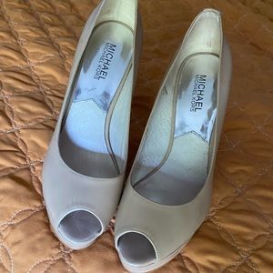 Michael kors nude pumps